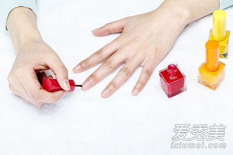 我怎么能在不掉指甲油的情况下自己涂指甲油呢？