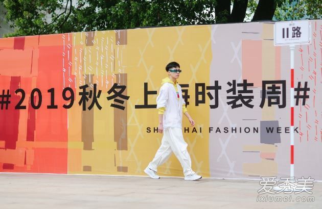 有风格！上海时装周首次举办“路演”，11路公交车主题“吸眼睛”