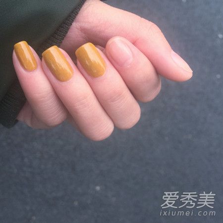 秋天和冬天塗什麼顏色的指甲來表示白色的手