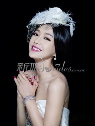 秦嵐表演優雅的新娘化妝