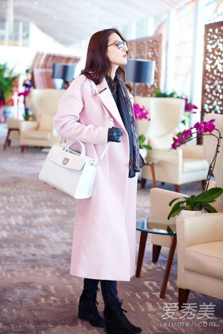 刘亦菲的粉色外套非常漂亮，今年非常流行。