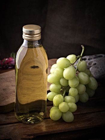 葡萄籽油能保護你的頭發嗎？好處是什麼？葡萄籽油是保護頭發的一種方法。