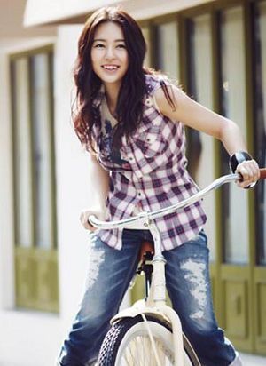 韩国女演员喜欢春天和夏天的动感卷发。