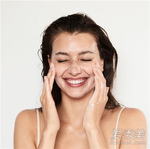 卸妆后如何保护皮肤是最重要的，要把握好洗脸的最佳时间。
