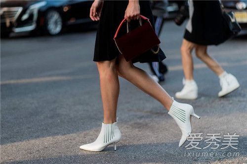 如何搭配白色靴子和衣服时尚博客在街上穿白色鞋子