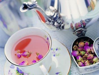 玫瑰花茶是一种很好的保健品，有功效。