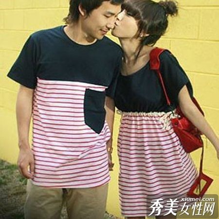 在夏天，浪漫而英俊的夫妇会穿相配的衣服。