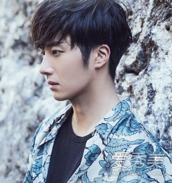 韓國劉海點綴著2015年最熱門男性發型的英俊臉龐
