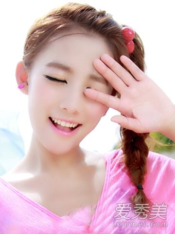 中学生最适合拥有清新甜美眼睛的韩国发型。