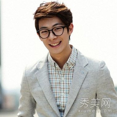 韓國時尚男孩的發型時尚又帥氣，展現出漂亮男孩的氣質。