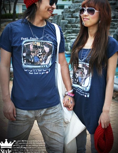 韩国最甜蜜甜蜜的情侣装在八月展示爱情。