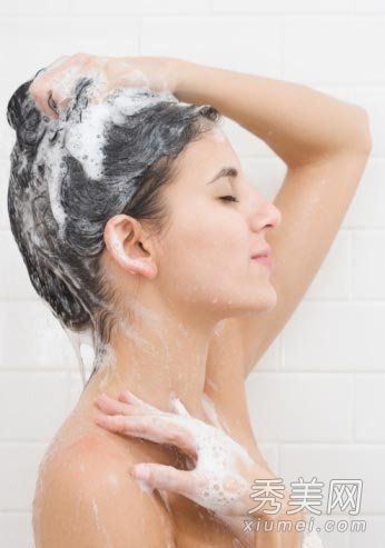 頭皮屑很煩人。熟練的洗發水讓你告別“頭發如雪”