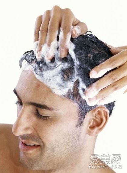一个掉头发的男人应该如何洗头？