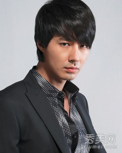 韩国流行歌星左仁星展示帅气的男式发型