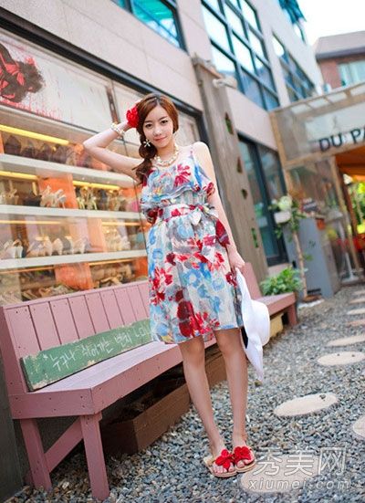 九件韩式连衣裙很苗条，并且有一些巧妙的隐藏肉的技巧。