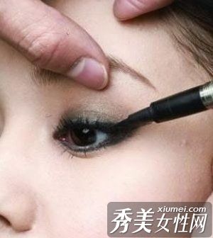 色彩師傳授眼部化妝技巧，打造自然大眼睛