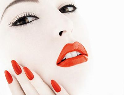闪亮妆是本季最流行的唇彩+彩妆