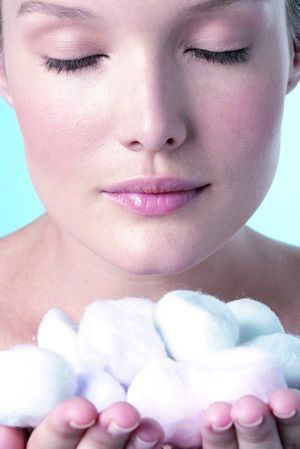 熟练使用化妆棉清洁皮肤有多种用途。