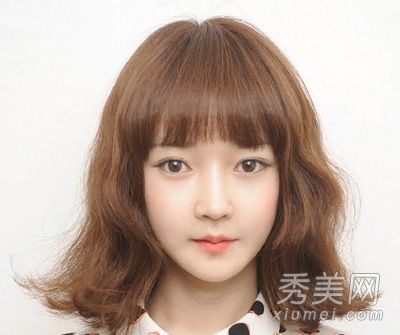 最新的日本发型抓住了各种各样的脸型。
