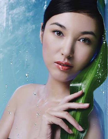 水質好的女性在夏天來一次清新的蓮花化妝