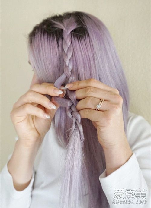 长发女孩必须学习编织头发的技巧。头发也可能有亮点。