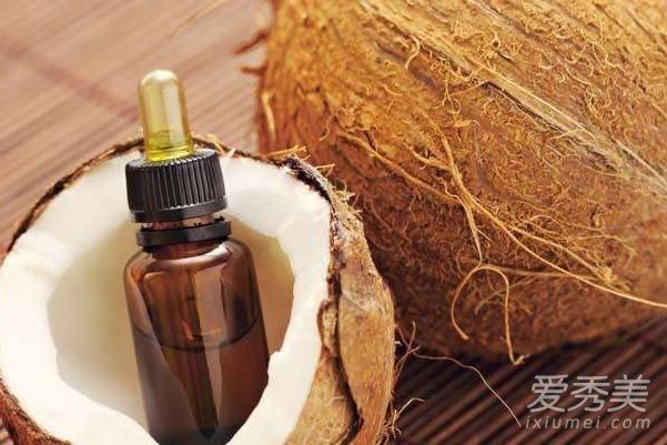 如何用椰子油保护你的头发