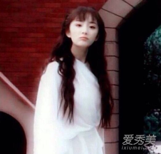 杨蜜的老照片被曝光了，把她的刘海留得很大，真可爱！