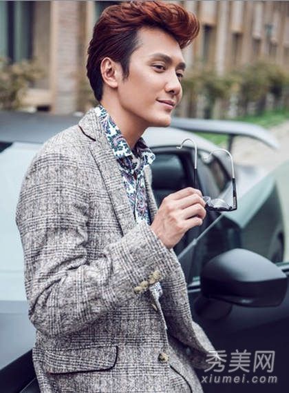 稍后，冯绍峰的发型将会改变，飞天头将会成为一个时髦的绅士。