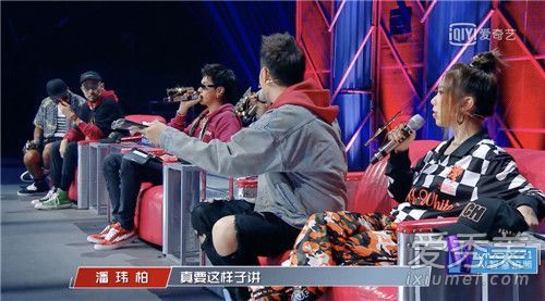 在中国新说唱的第三阶段，吴亦凡的红鞋是什么品牌？复仇x风暴的品牌是什么？