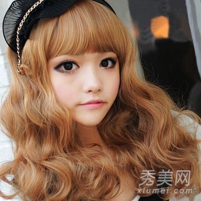 圓臉女孩展現出纖細的發型和韓國甜美的長卷發