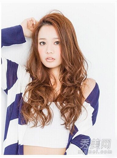 适合宽脸女孩的甜美卷发可以巧妙地促进异性关系