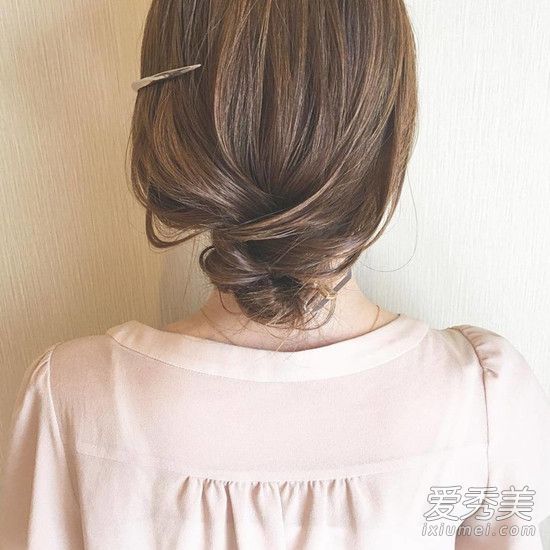 两个简单快捷的发型教程让你在早上多睡半个小时。