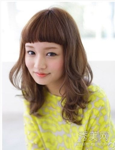 宽脸的女孩适合做发型。9种发型的长发不用动刀就可以变细。
