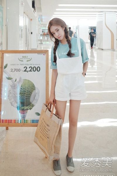 八件t恤签约用于夏季服装。