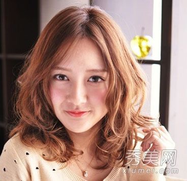 蓬松的头发和卷曲的头发在中间,大脸和肉会消失得无影无踪。