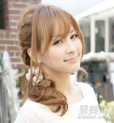 美丽没有尽头。女孩打造甜美的发型和时尚