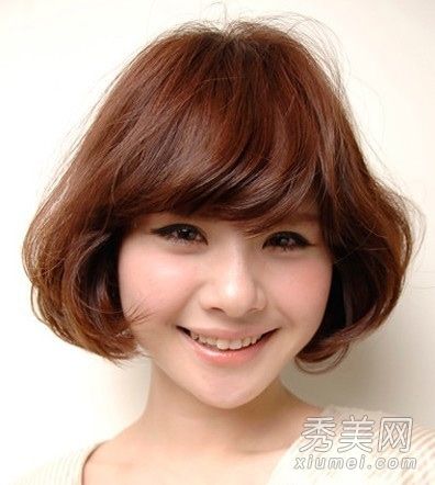 蓬松,短,卷曲的头发,圆脸,合适的短发风格