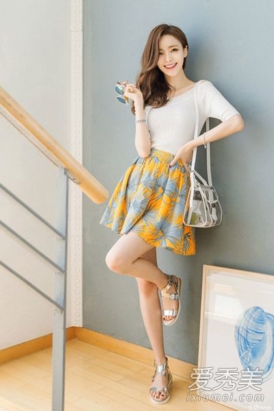 夏季夹克+A字裙修身,巧妙隐藏象腿。