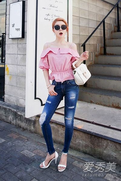 搭配一件带有一字领的夏装来展示香肩很性感。