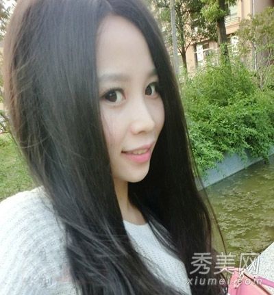 在最新的圆脸发型图片中,有一个独特的长卷发和面部化妆技巧。