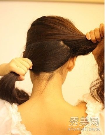 马尾辫并不单调,而且新的扎法非常耀眼。