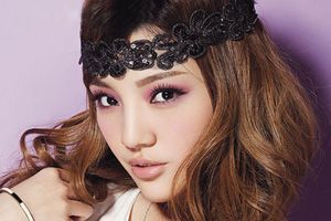 夏日装扮和迷人的紫色妆容