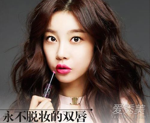 唇部化妆的秘密:去角质+遮瑕膏+唇线+粉