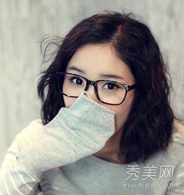 试图改变一个女孩的发型来解决她的大脸蛋儿问题