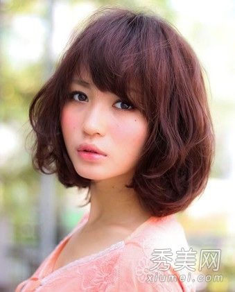 适合大脸、短发女孩修饰脸型的发型