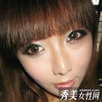 完美的烟熏妆让你成为夜总会的焦点。