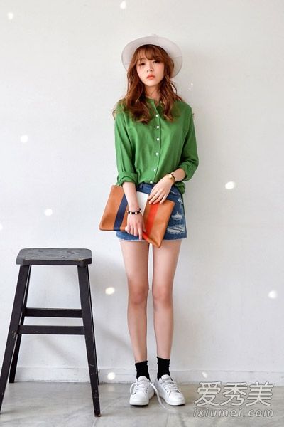 色彩鲜艳的衬衫并不单调、漂亮，而是充满活力。