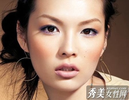 诱人的秋色指向棕色的葡萄色,这也很疯狂。