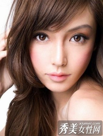 年轻模特展示甜美的电眼制作步骤