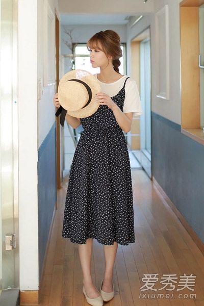 吊带连衣裙，内有t恤，甜美而又显老